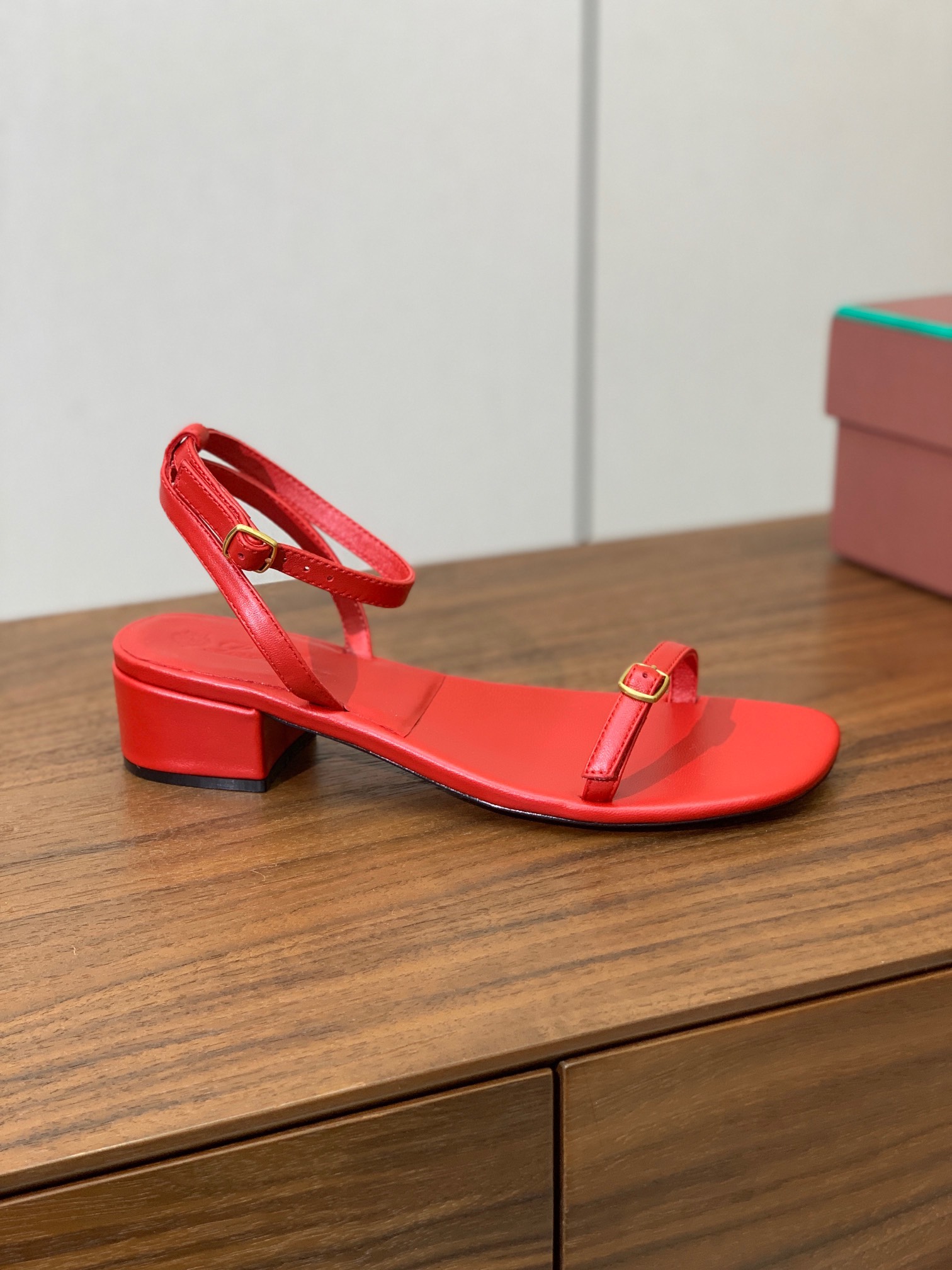【Loro Piana】新款凉鞋。极简主义风格。属于非常耐看的款式！鞋面羊皮。进口真皮大底。定制五金扣。