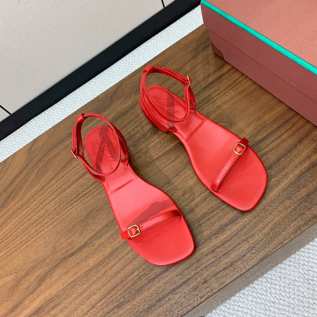 【Loro Piana】新款凉鞋。极简主义风格。属于非常耐看的款式！鞋面羊皮。进口真皮大底。定制五金扣。