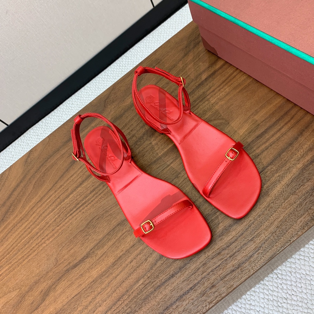【Loro Piana】新款凉鞋。极简主义风格。属于非常耐看的款式！鞋面羊皮。进口真皮大底。定制五金扣。