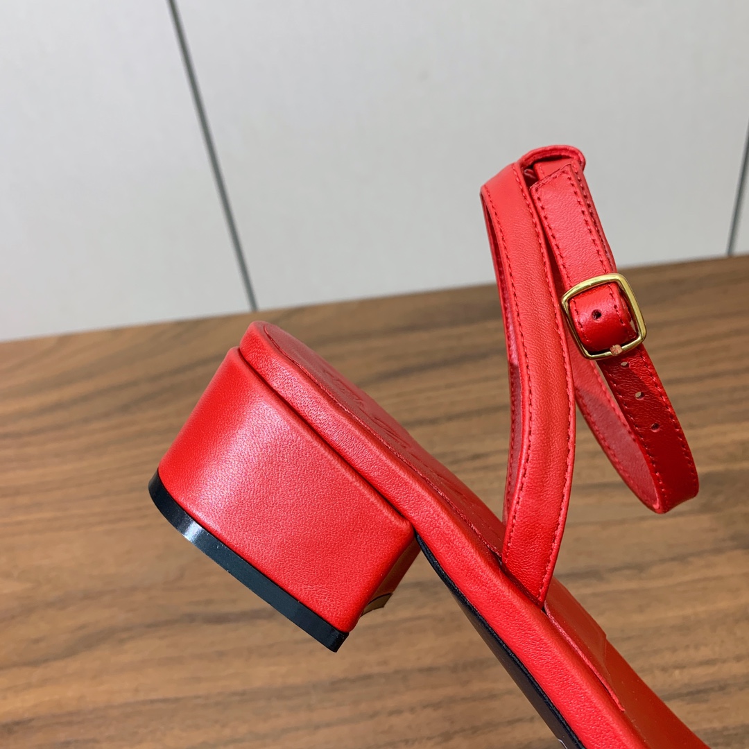 【Loro Piana】新款凉鞋。极简主义风格。属于非常耐看的款式！鞋面羊皮。进口真皮大底。定制五金扣。