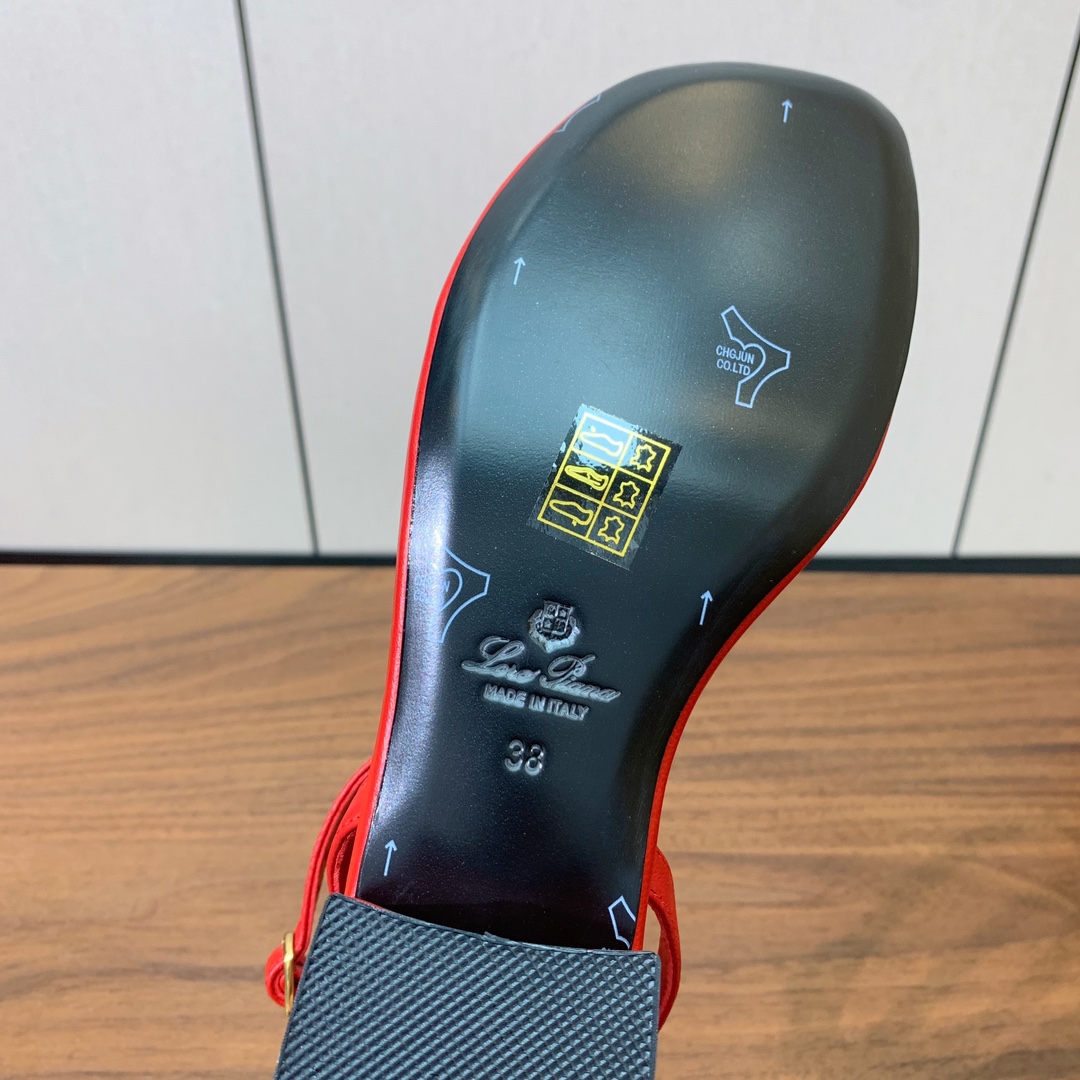 【Loro Piana】新款凉鞋。极简主义风格。属于非常耐看的款式！鞋面羊皮。进口真皮大底。定制五金扣。