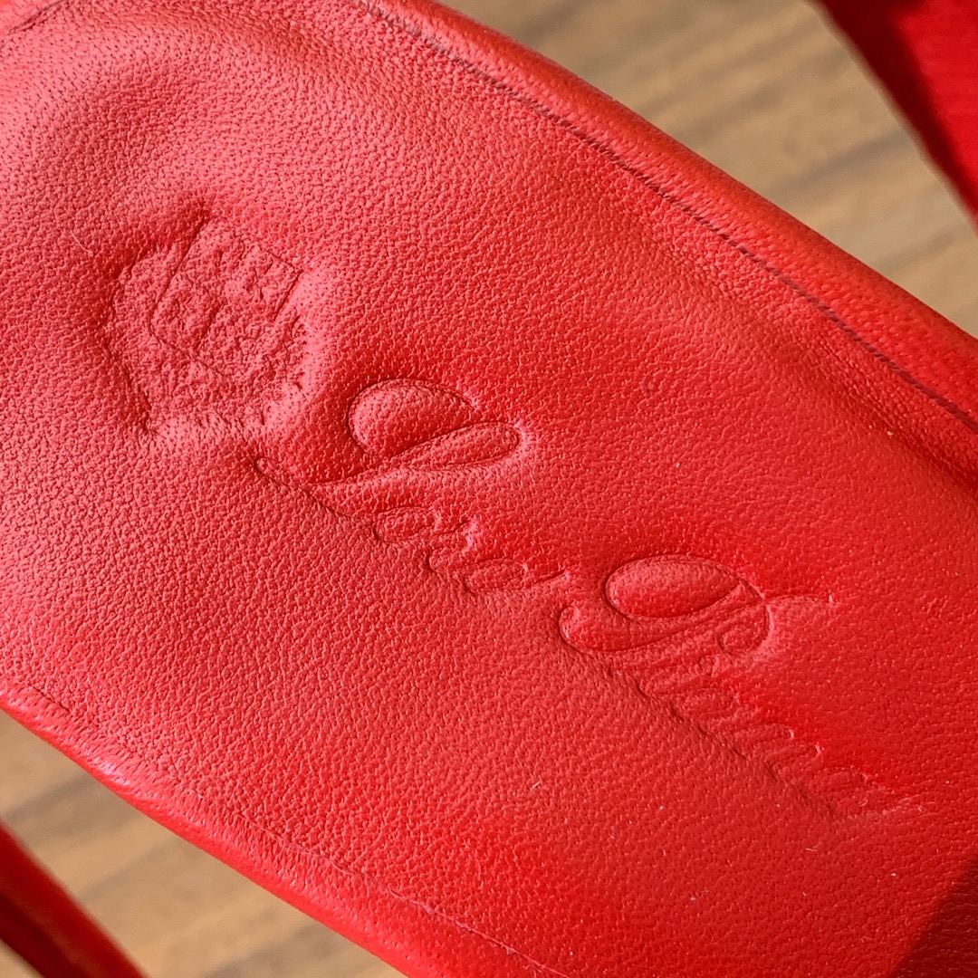 【Loro Piana】新款凉鞋。极简主义风格。属于非常耐看的款式！鞋面羊皮。进口真皮大底。定制五金扣。