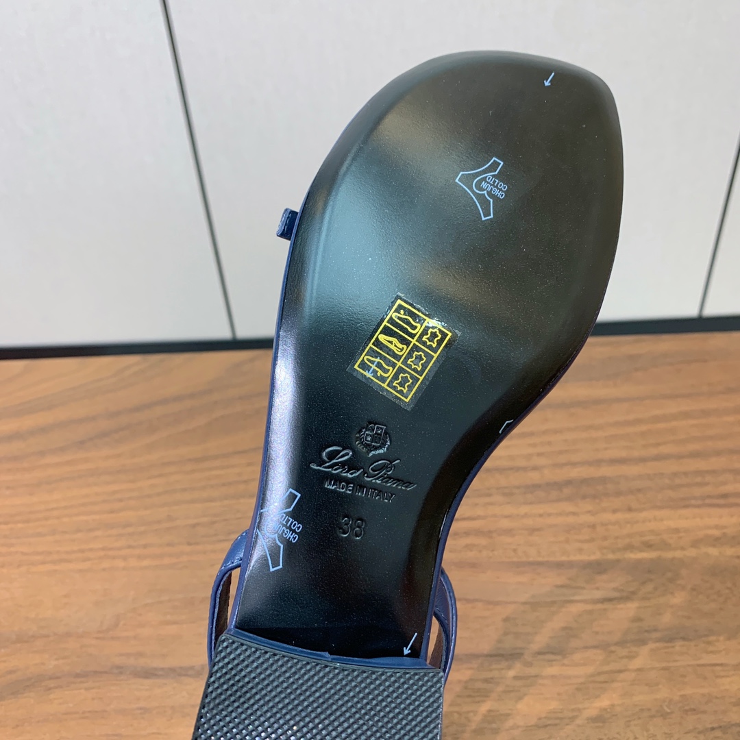 【Loro Piana】新款凉鞋。极简主义风格。属于非常耐看的款式！鞋面羊皮。进口真皮大底。定制五金扣。
