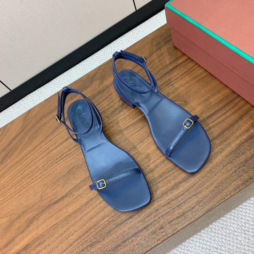 【Loro Piana】新款凉鞋。极简主义风格。属于非常耐看的款式！鞋面羊皮。进口真皮大底。定制五金扣。