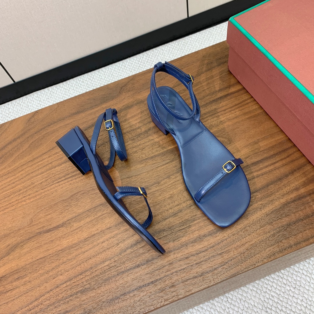 【Loro Piana】新款凉鞋。极简主义风格。属于非常耐看的款式！鞋面羊皮。进口真皮大底。定制五金扣。