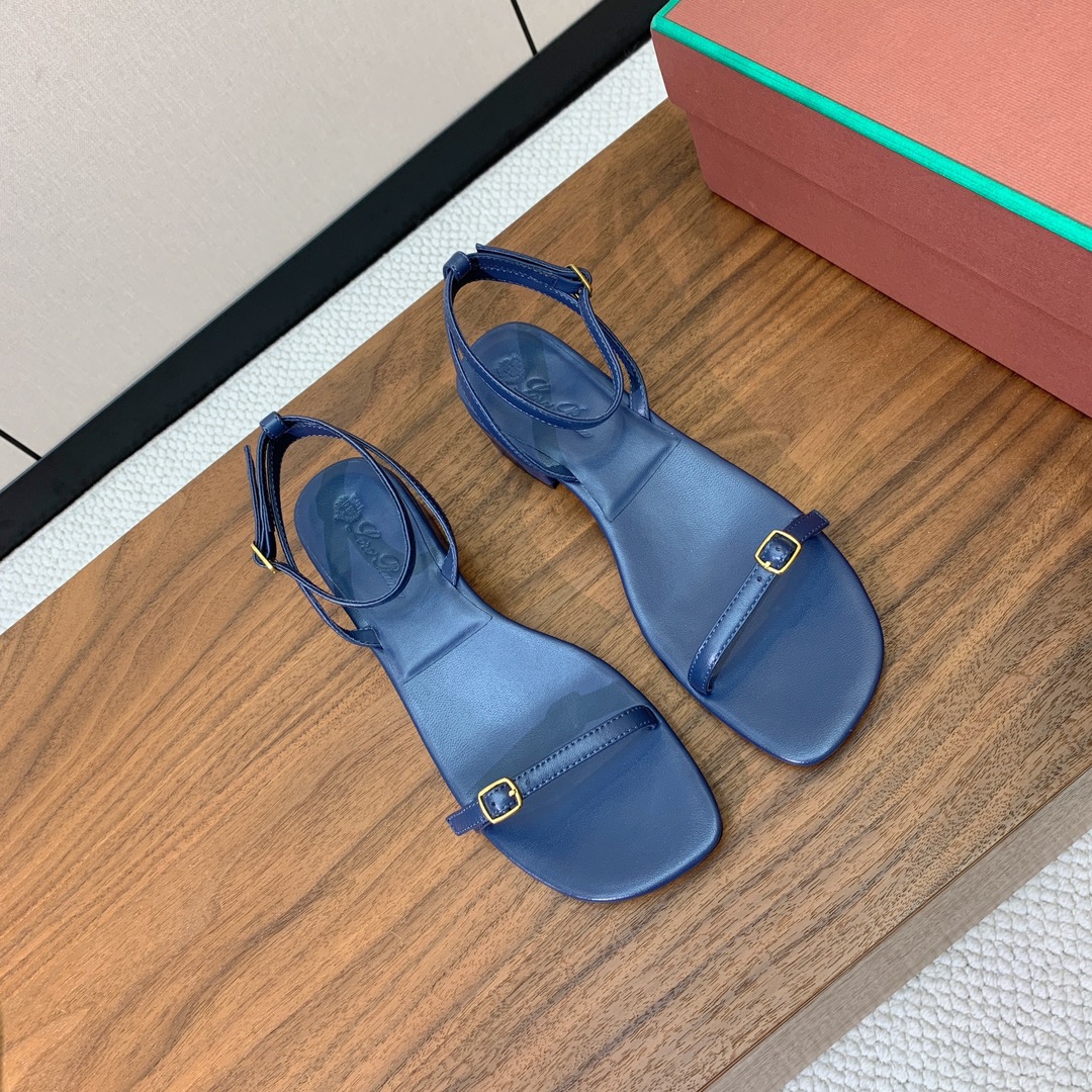 【Loro Piana】新款凉鞋。极简主义风格。属于非常耐看的款式！鞋面羊皮。进口真皮大底。定制五金扣。