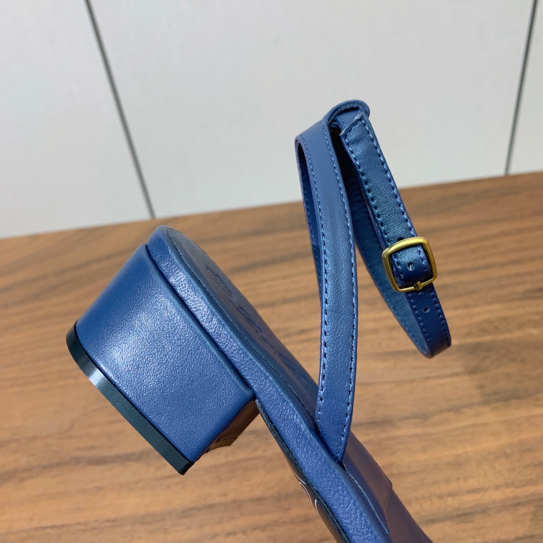 【Loro Piana】新款凉鞋。极简主义风格。属于非常耐看的款式！鞋面羊皮。进口真皮大底。定制五金扣。