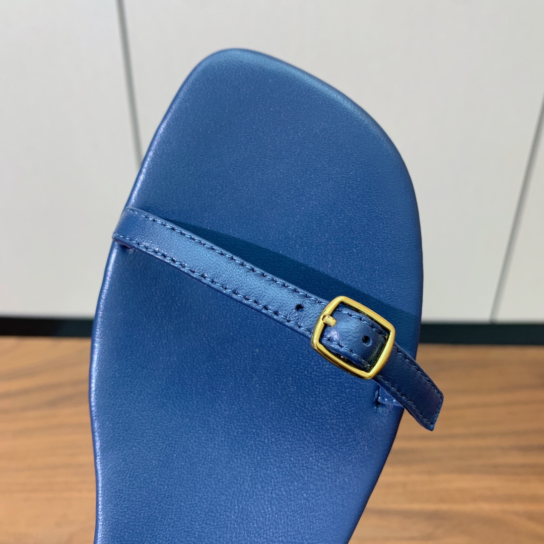 【Loro Piana】新款凉鞋。极简主义风格。属于非常耐看的款式！鞋面羊皮。进口真皮大底。定制五金扣。
