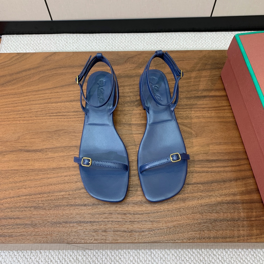 【Loro Piana】新款凉鞋。极简主义风格。属于非常耐看的款式！鞋面羊皮。进口真皮大底。定制五金扣。