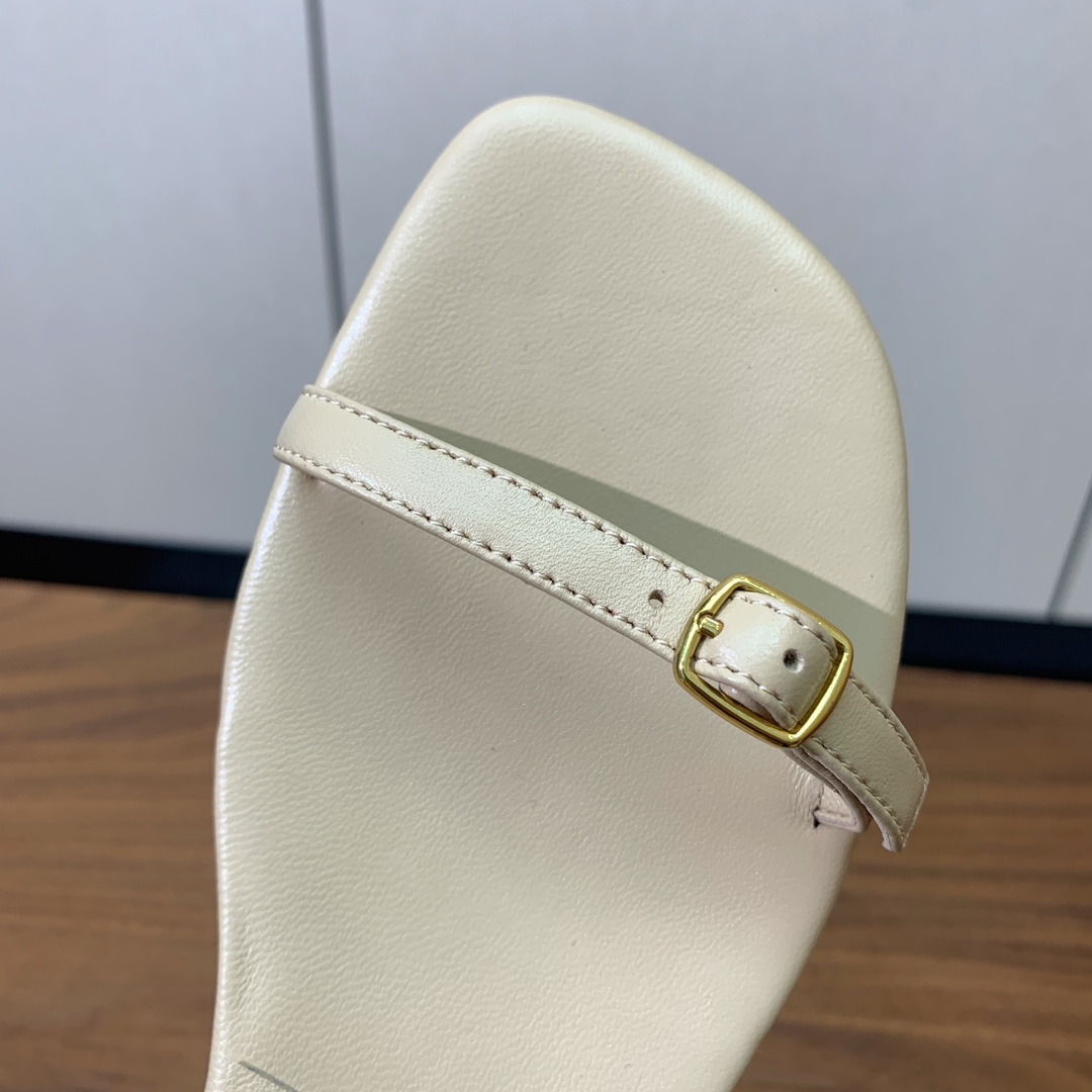 【Loro Piana】新款凉鞋。极简主义风格。属于非常耐看的款式！鞋面羊皮。进口真皮大底。定制五金扣。