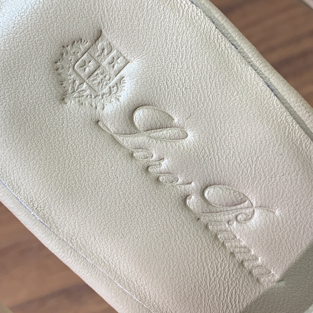 【Loro Piana】新款凉鞋。极简主义风格。属于非常耐看的款式！鞋面羊皮。进口真皮大底。定制五金扣。