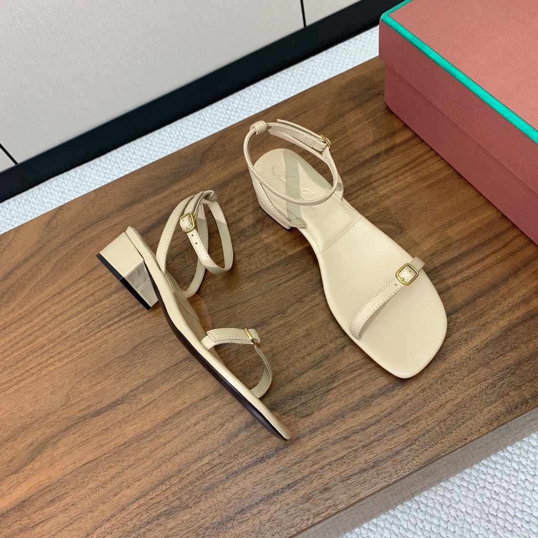 【Loro Piana】新款凉鞋。极简主义风格。属于非常耐看的款式！鞋面羊皮。进口真皮大底。定制五金扣。