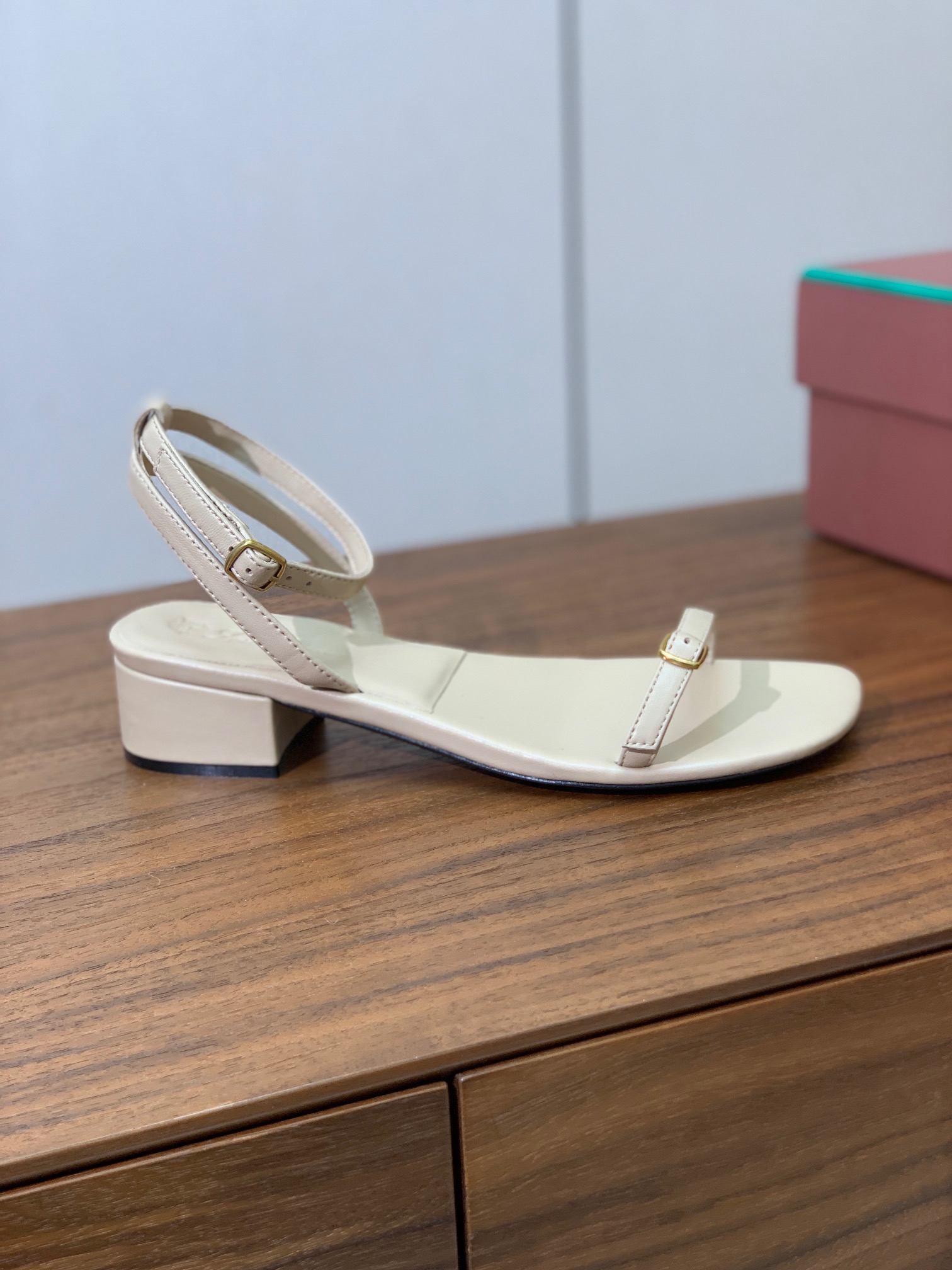 【Loro Piana】新款凉鞋。极简主义风格。属于非常耐看的款式！鞋面羊皮。进口真皮大底。定制五金扣。