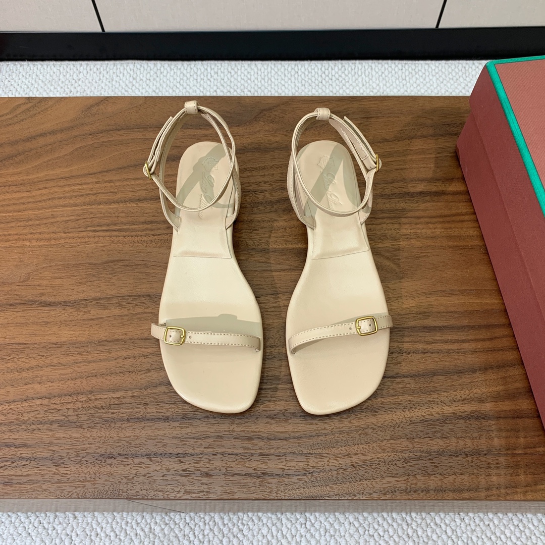 【Loro Piana】新款凉鞋。极简主义风格。属于非常耐看的款式！鞋面羊皮。进口真皮大底。定制五金扣。