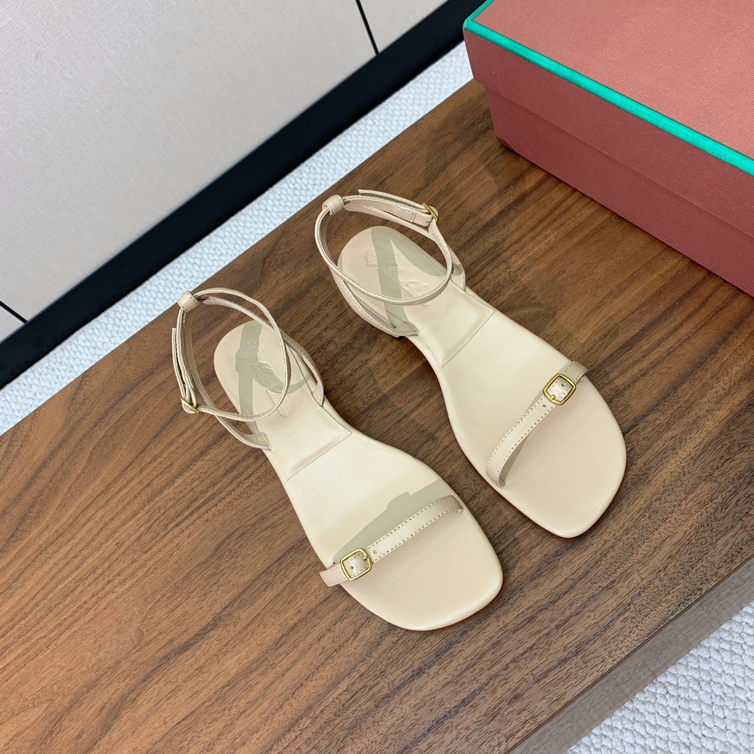 【Loro Piana】新款凉鞋。极简主义风格。属于非常耐看的款式！鞋面羊皮。进口真皮大底。定制五金扣。