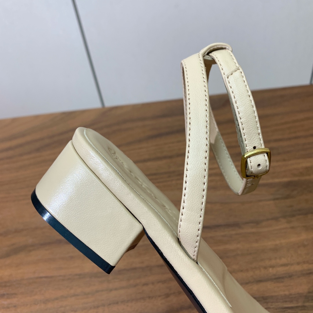 【Loro Piana】新款凉鞋。极简主义风格。属于非常耐看的款式！鞋面羊皮。进口真皮大底。定制五金扣。