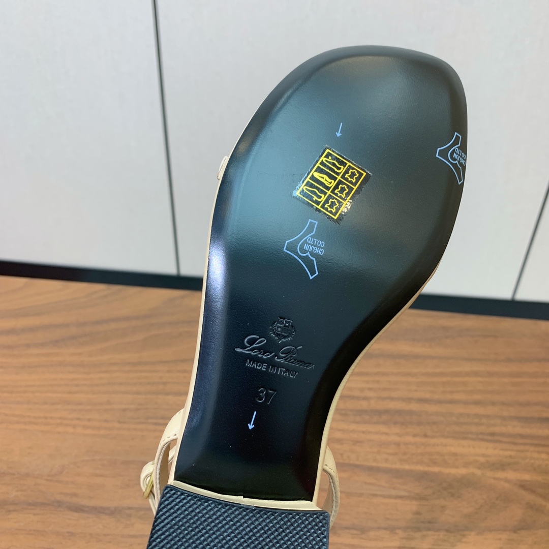 【Loro Piana】新款凉鞋。极简主义风格。属于非常耐看的款式！鞋面羊皮。进口真皮大底。定制五金扣。