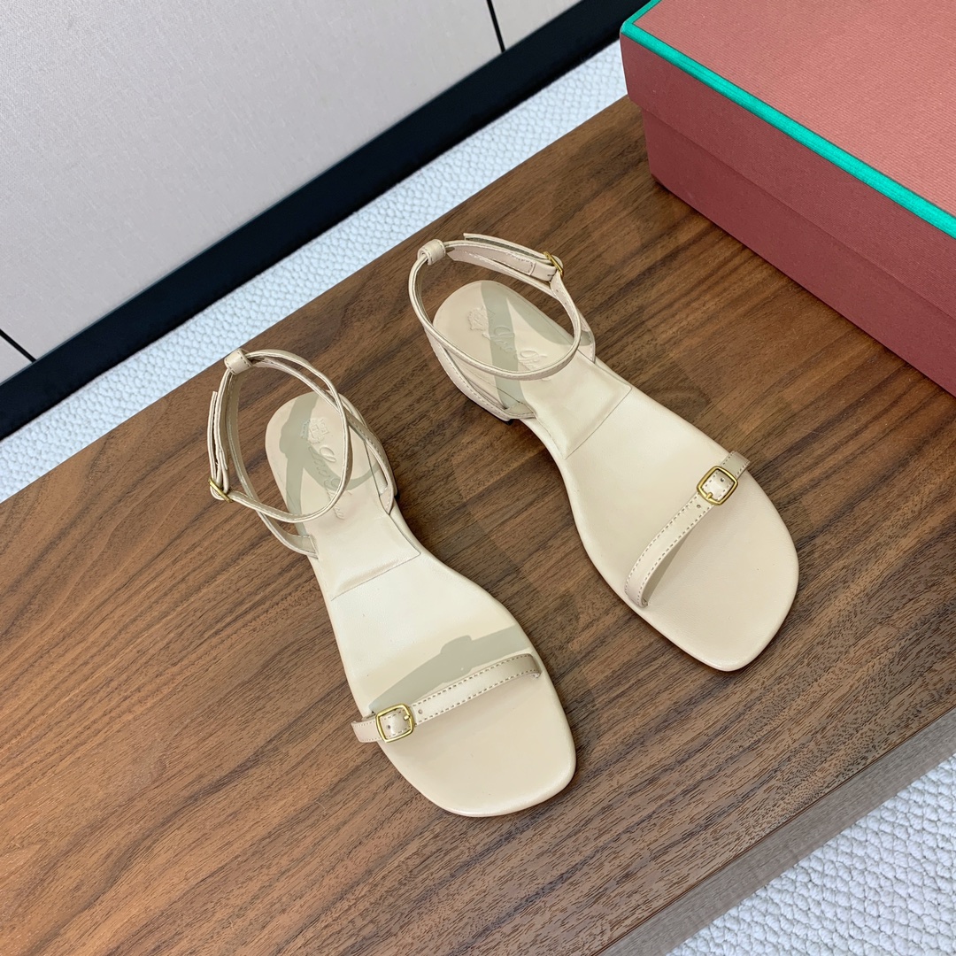 【Loro Piana】新款凉鞋。极简主义风格。属于非常耐看的款式！鞋面羊皮。进口真皮大底。定制五金扣。