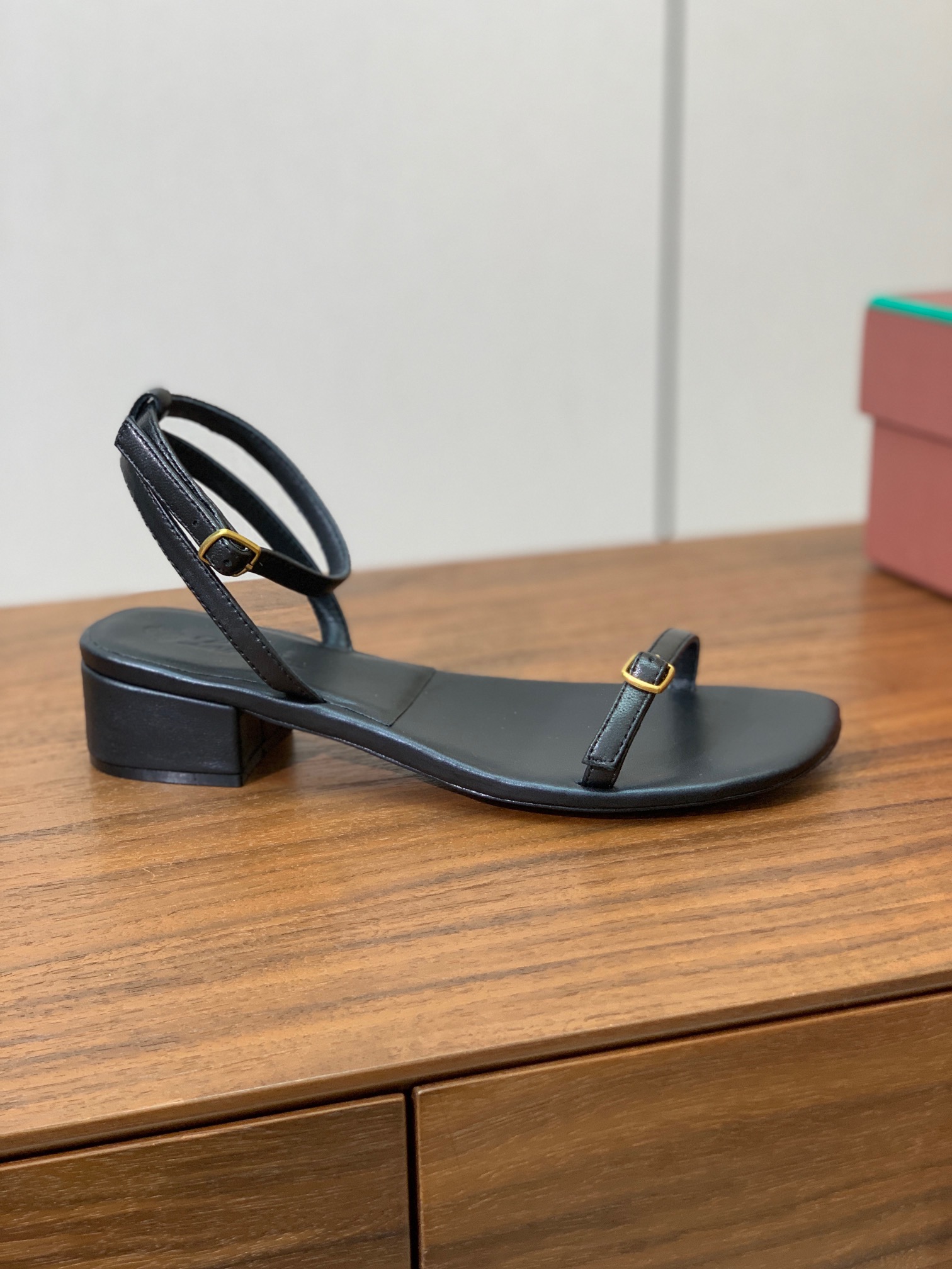 【Loro Piana】新款凉鞋。极简主义风格。属于非常耐看的款式！鞋面羊皮。进口真皮大底。定制五金扣。