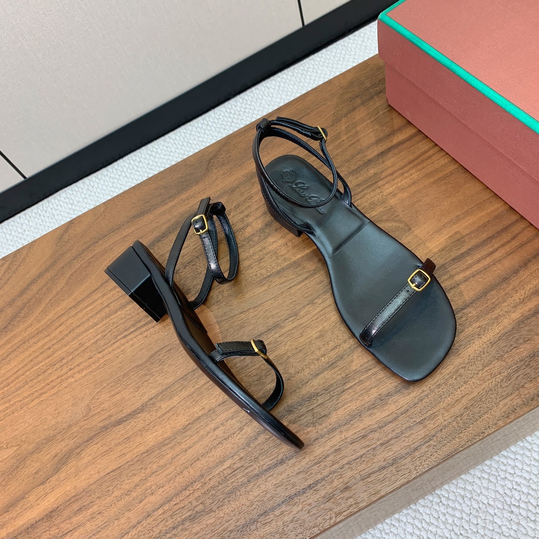 【Loro Piana】新款凉鞋。极简主义风格。属于非常耐看的款式！鞋面羊皮。进口真皮大底。定制五金扣。