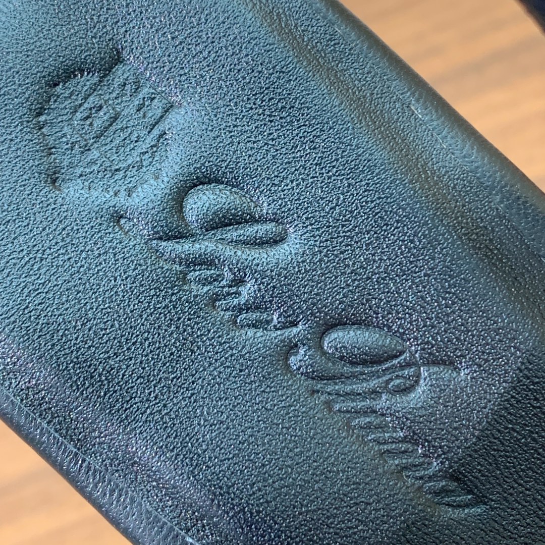 【Loro Piana】新款凉鞋。极简主义风格。属于非常耐看的款式！鞋面羊皮。进口真皮大底。定制五金扣。