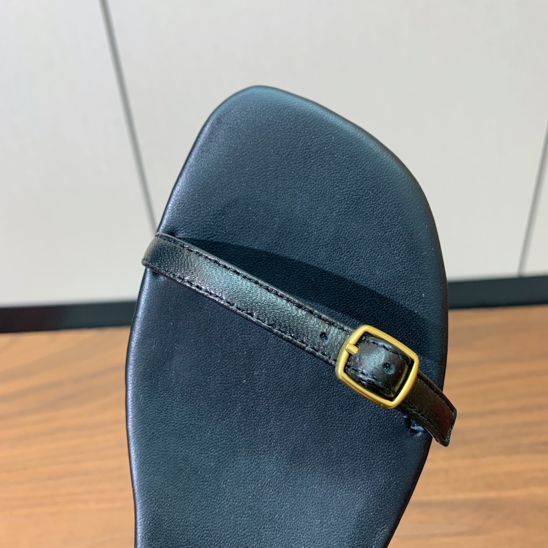 【Loro Piana】新款凉鞋。极简主义风格。属于非常耐看的款式！鞋面羊皮。进口真皮大底。定制五金扣。