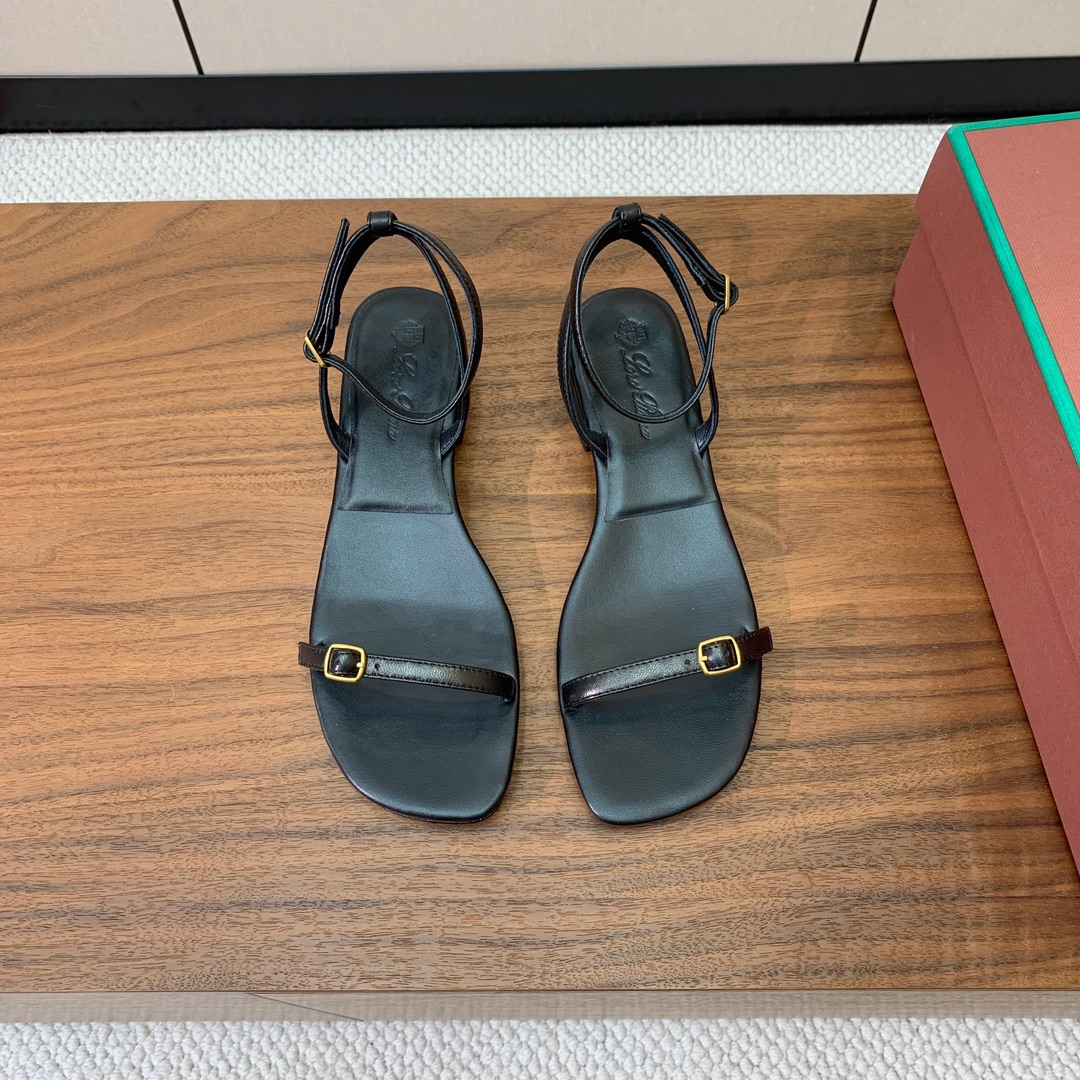【Loro Piana】新款凉鞋。极简主义风格。属于非常耐看的款式！鞋面羊皮。进口真皮大底。定制五金扣。