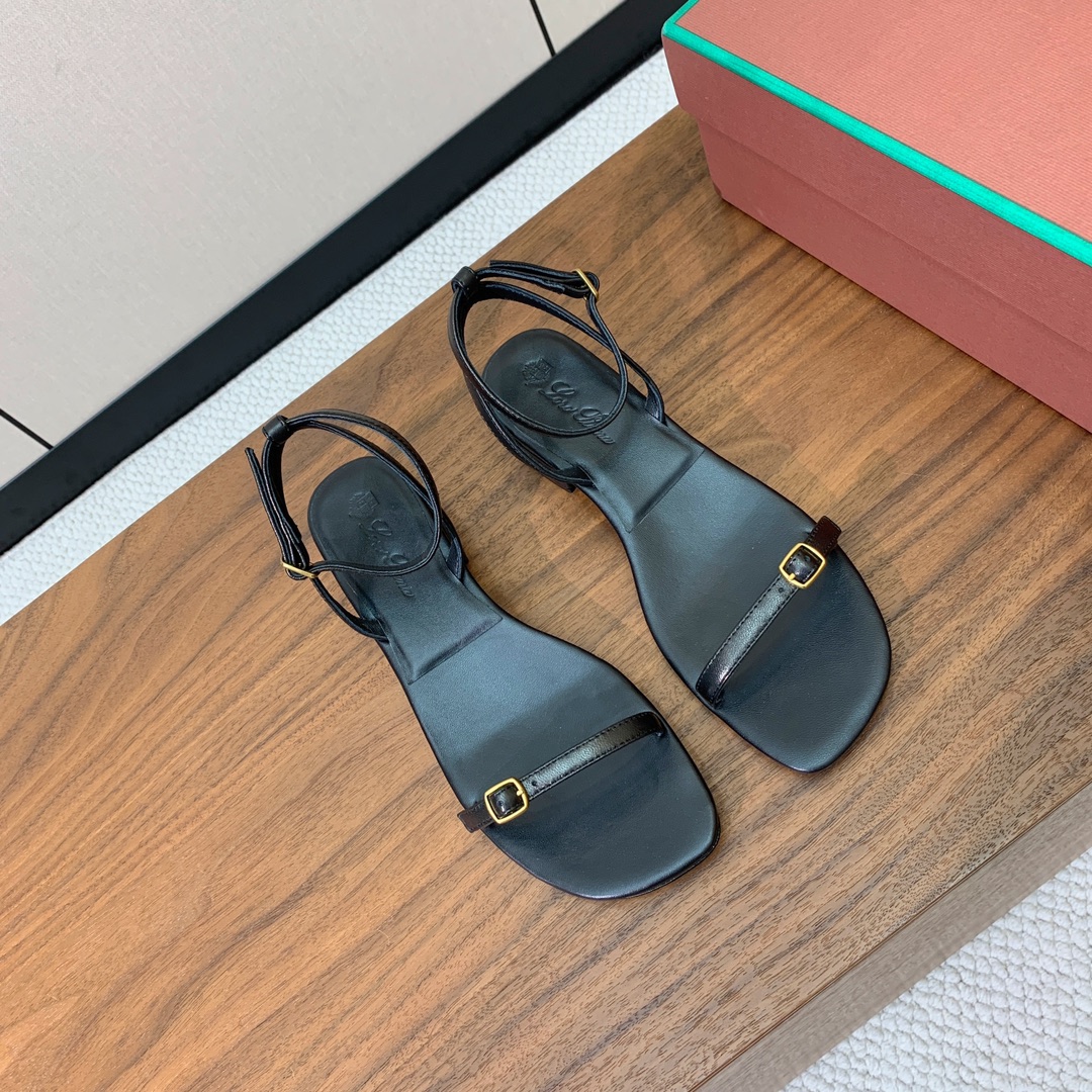 【Loro Piana】新款凉鞋。极简主义风格。属于非常耐看的款式！鞋面羊皮。进口真皮大底。定制五金扣。