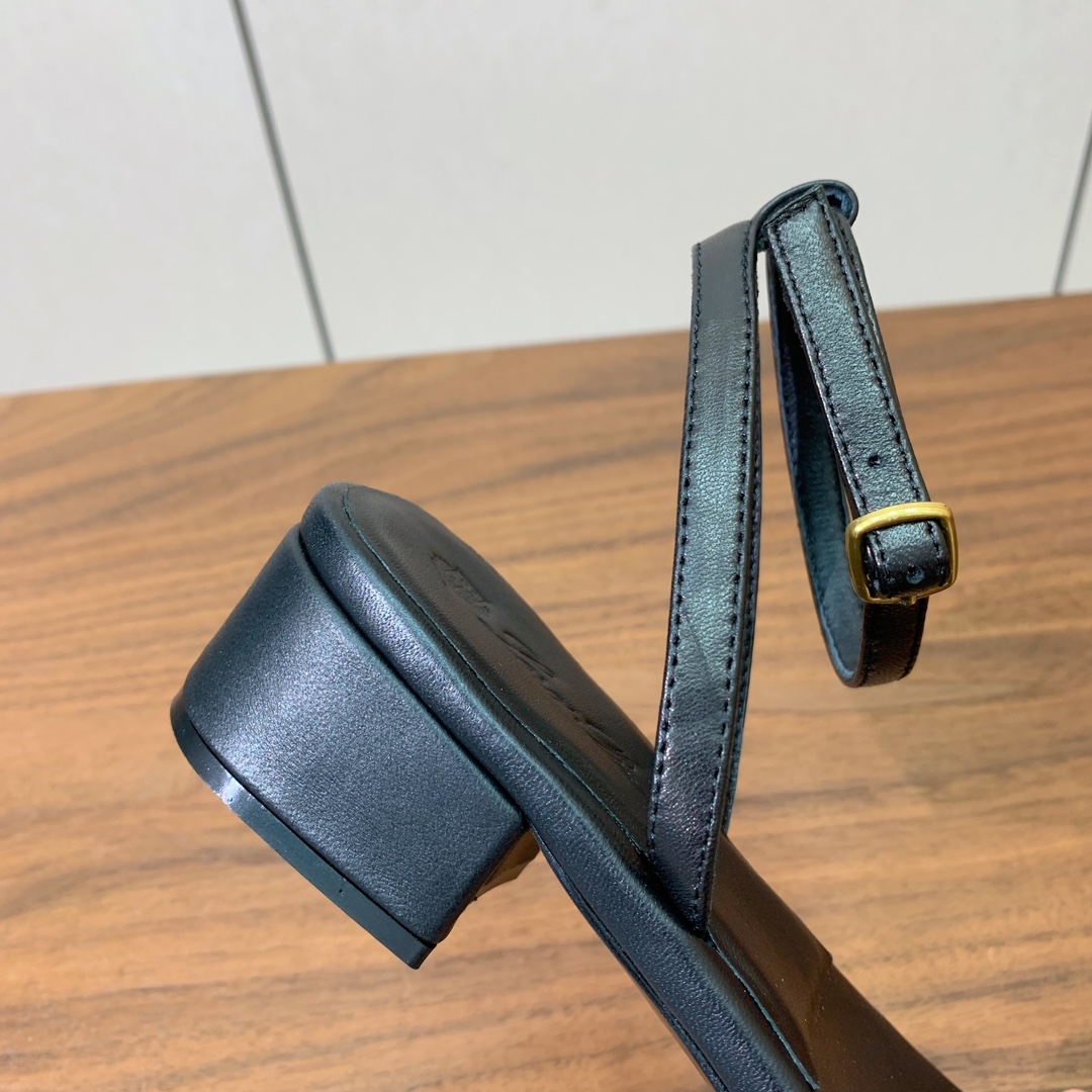 【Loro Piana】新款凉鞋。极简主义风格。属于非常耐看的款式！鞋面羊皮。进口真皮大底。定制五金扣。