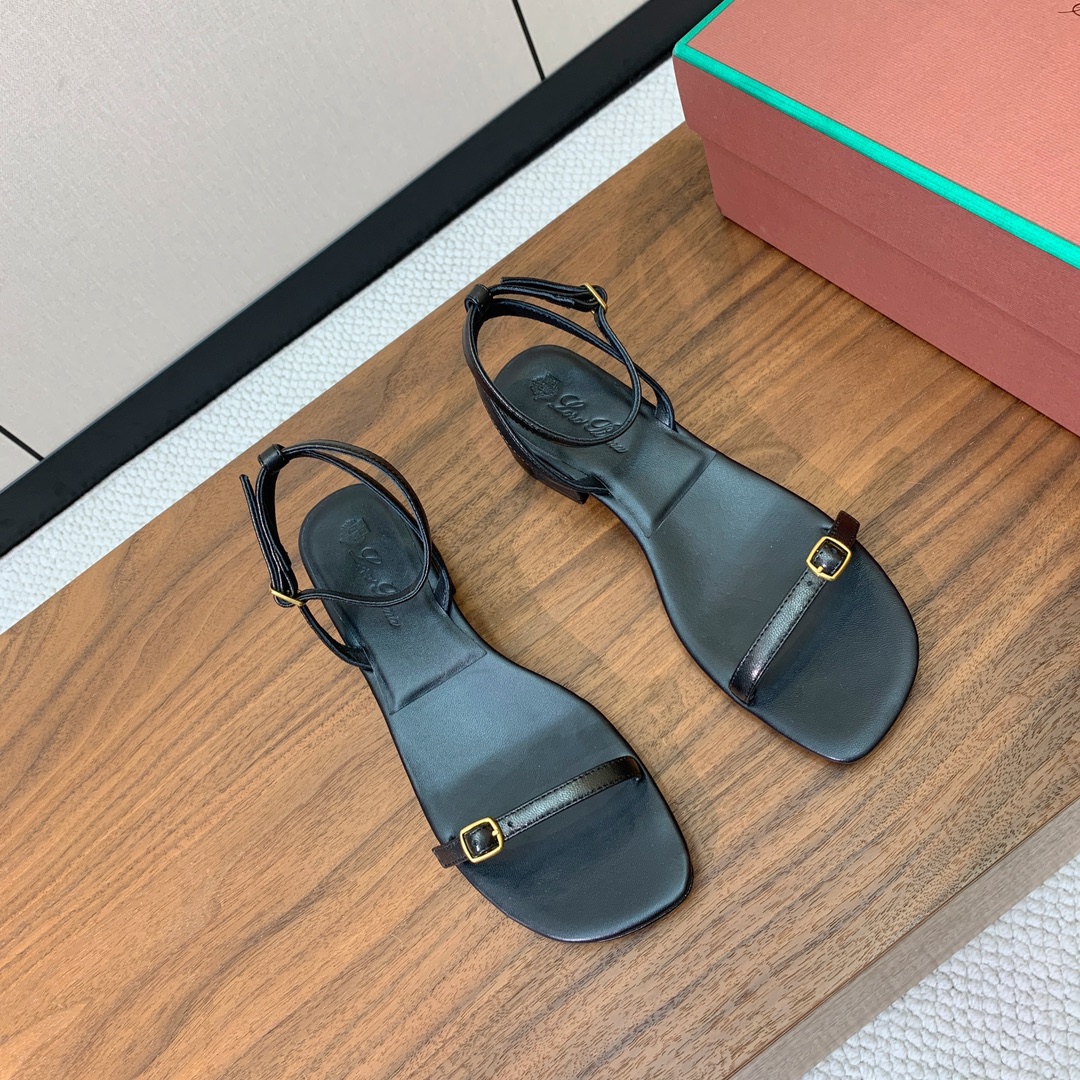 【Loro Piana】新款凉鞋。极简主义风格。属于非常耐看的款式！鞋面羊皮。进口真皮大底。定制五金扣。