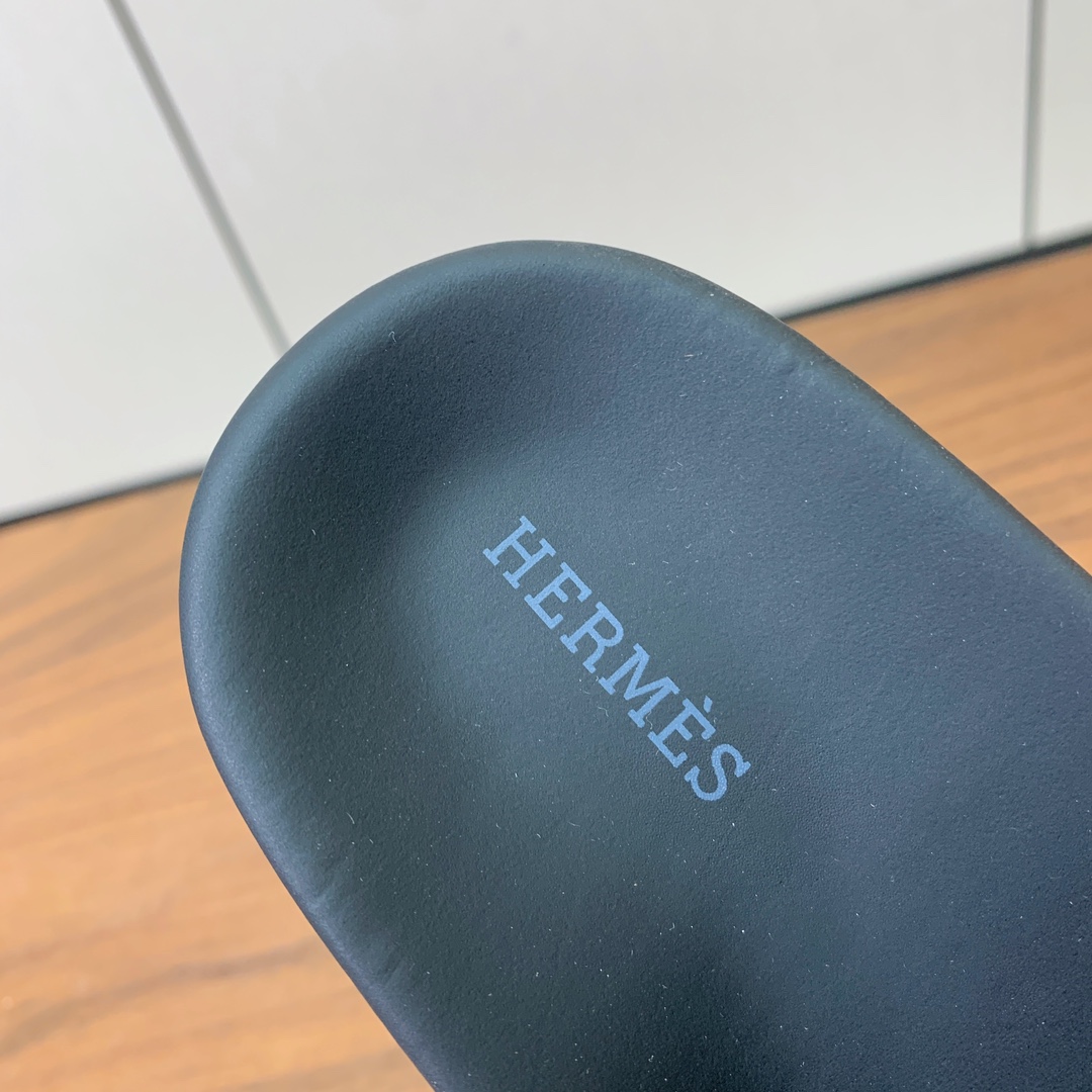 【Herm*s】高版本Kelly扣情侣款拖鞋。H家配货首选鞋履！是爱马仕经典款。每一季都会出很多颜色，绝