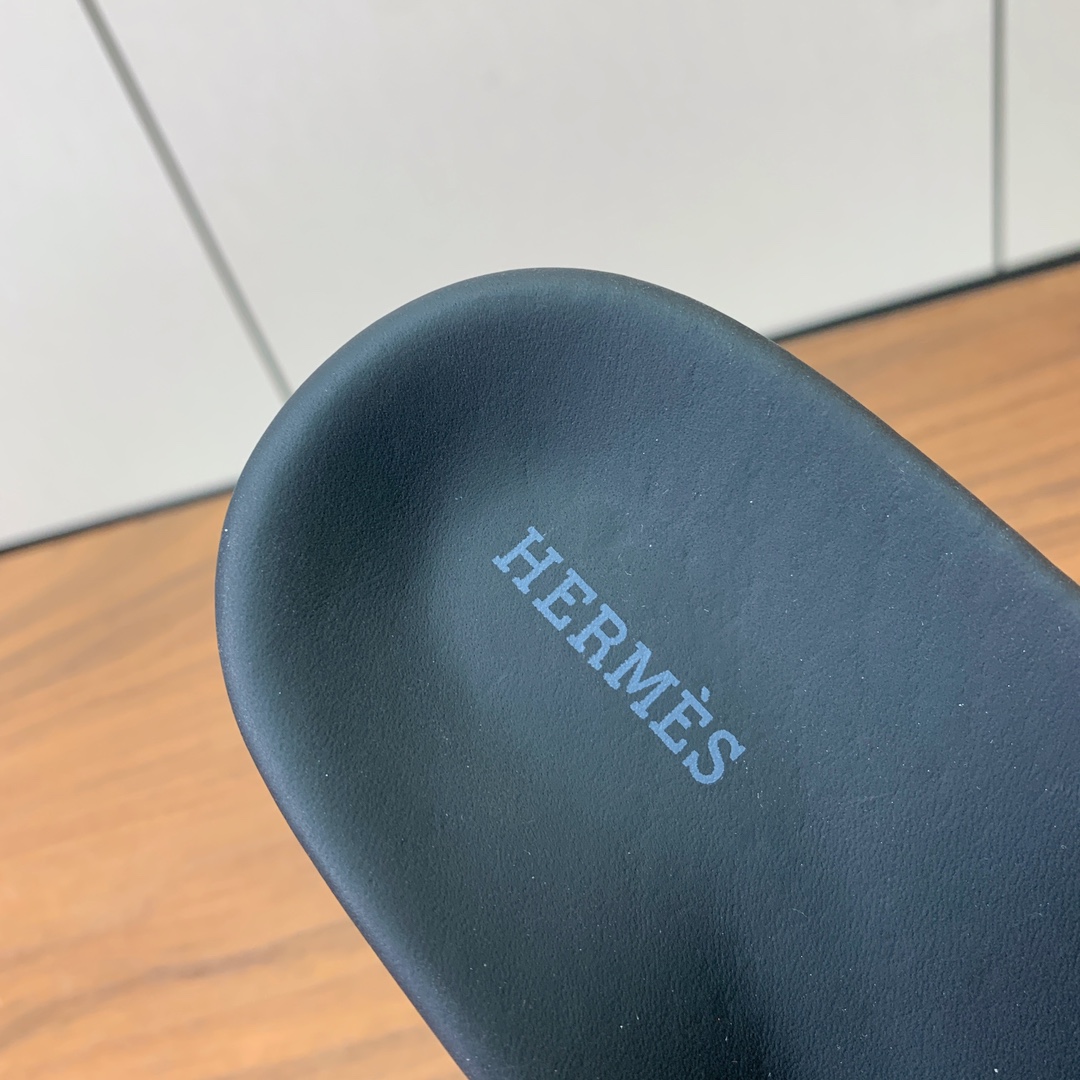 【Herm*s】高版本Kelly扣情侣款拖鞋。H家配货首选鞋履！是爱马仕经典款。每一季都会出很多颜色，绝