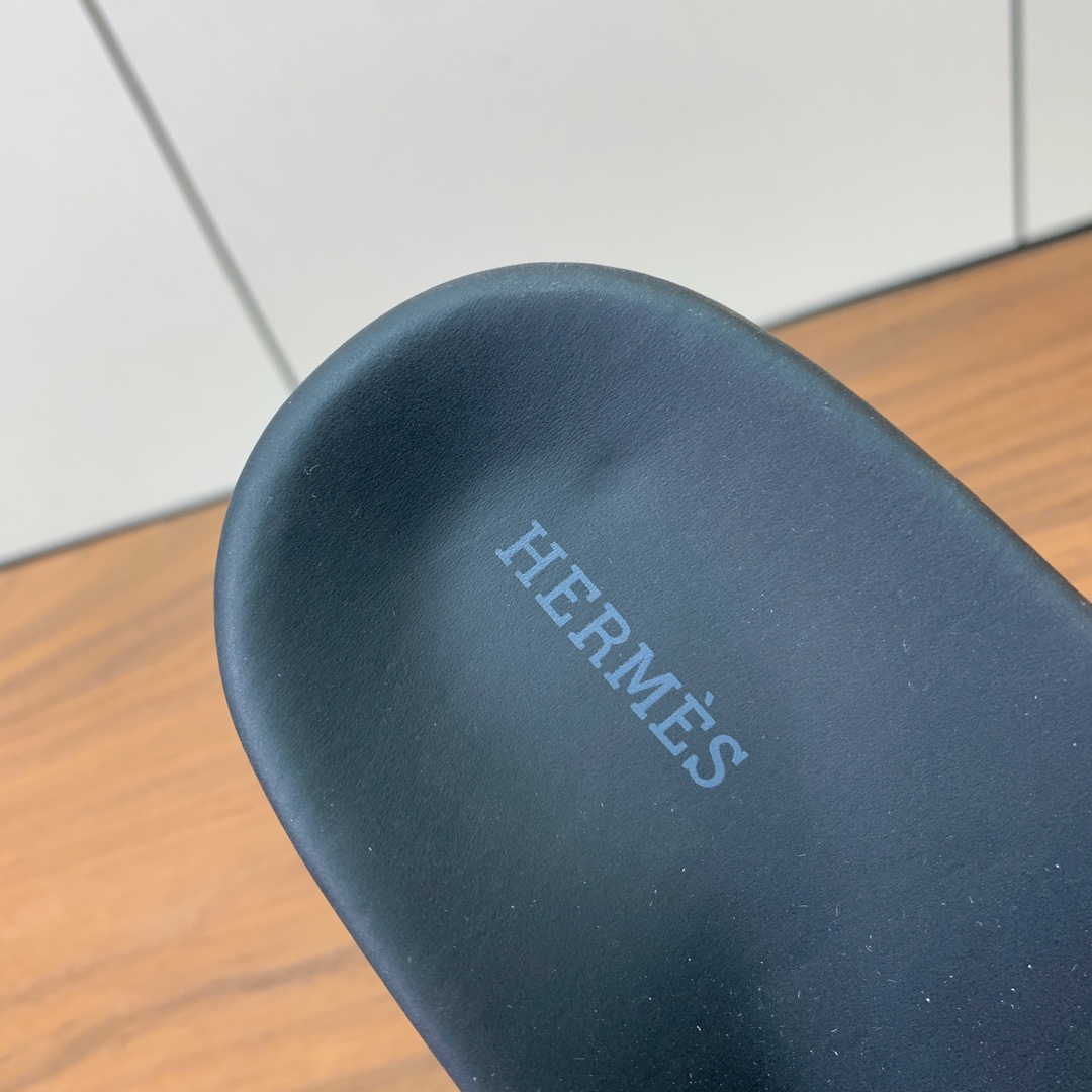 【Herm*s】高版本Kelly扣情侣款拖鞋。H家配货首选鞋履！是爱马仕经典款。每一季都会出很多颜色，绝