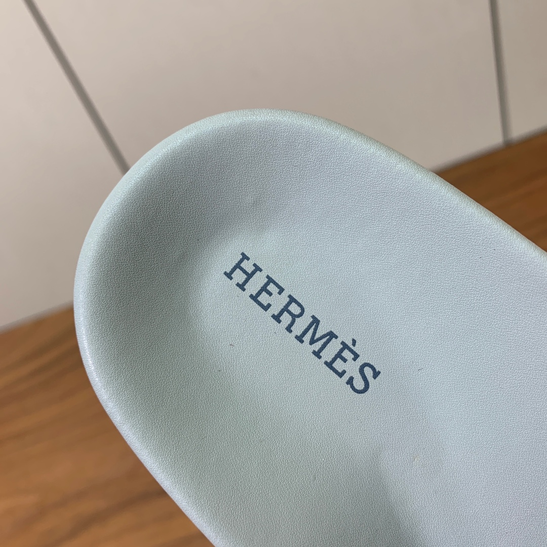 【Herm*s】高版本Kelly扣情侣款拖鞋。H家配货首选鞋履！是爱马仕经典款。每一季都会出很多颜色，绝