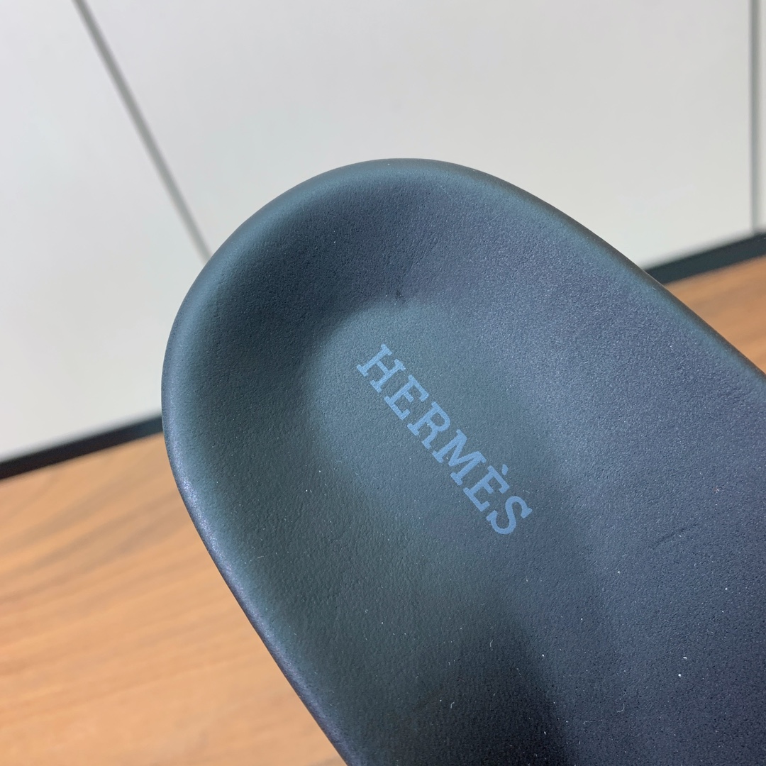 【Herm*s】高版本Kelly扣情侣款拖鞋。H家配货首选鞋履！是爱马仕经典款。每一季都会出很多颜色，绝
