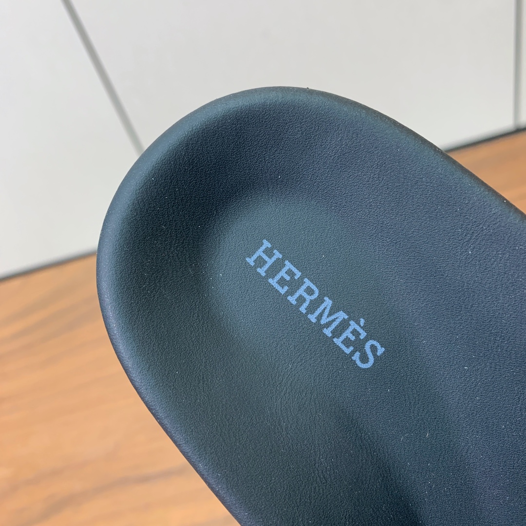 【Herm*s】高版本Kelly扣情侣款拖鞋。H家配货首选鞋履！是爱马仕经典款。每一季都会出很多颜色，绝
