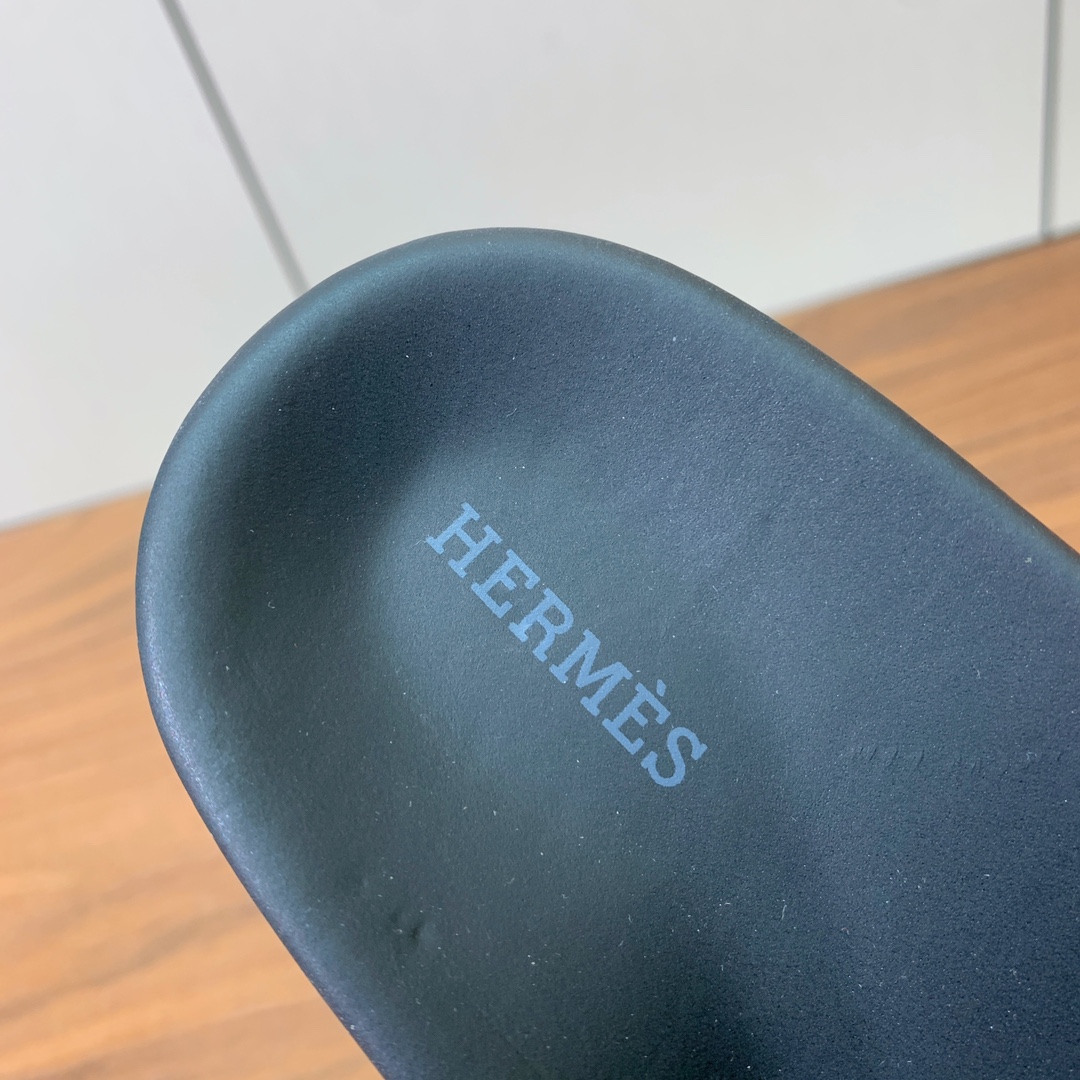 【Herm*s】高版本Kelly扣情侣款拖鞋。H家配货首选鞋履！是爱马仕经典款。每一季都会出很多颜色，绝