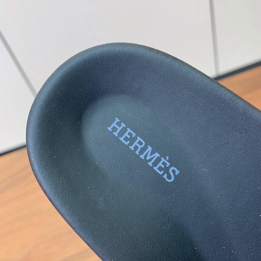 【Herm*s】高版本Kelly扣情侣款拖鞋。H家配货首选鞋履！是爱马仕经典款。每一季都会出很多颜色，绝