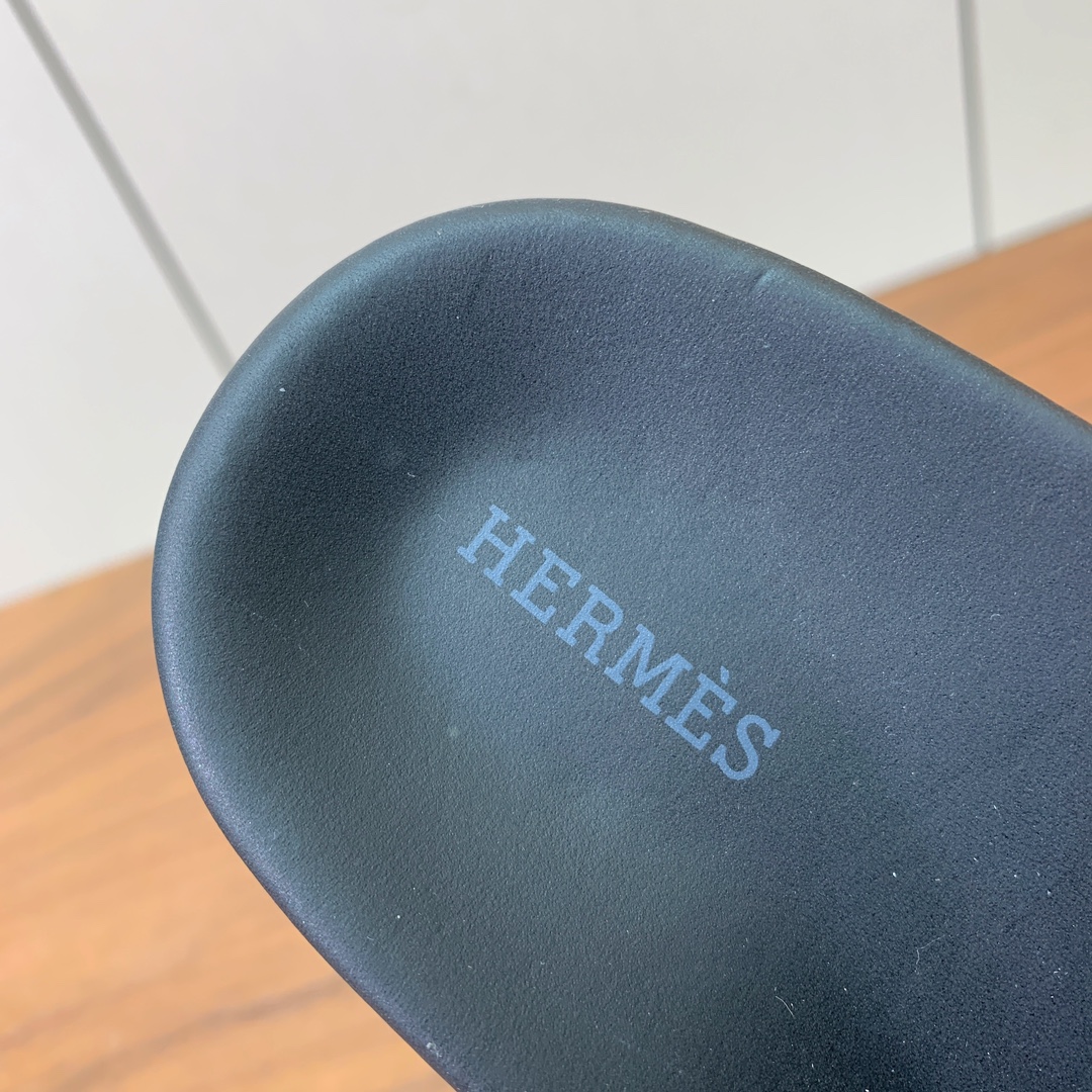 【Herm*s】高版本Kelly扣情侣款拖鞋。H家配货首选鞋履！是爱马仕经典款。每一季都会出很多颜色，绝