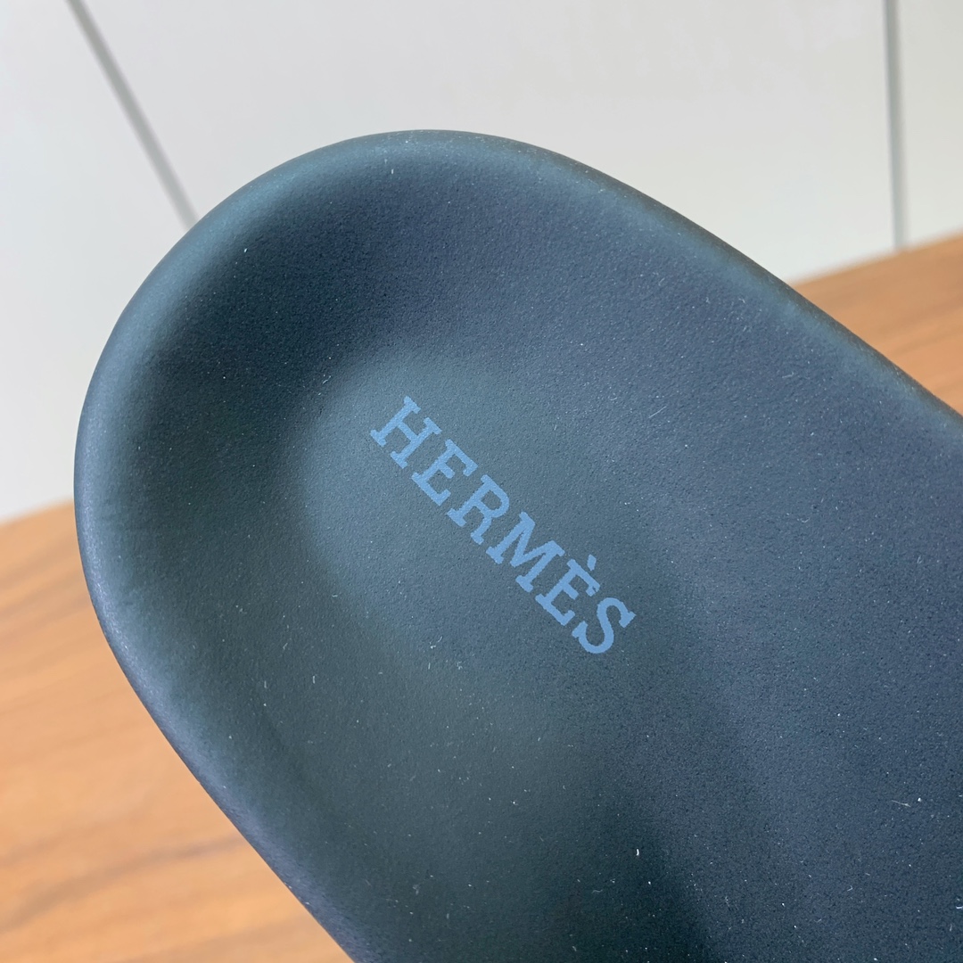 【Herm*s】高版本Kelly扣情侣款拖鞋。H家配货首选鞋履！是爱马仕经典款。每一季都会出很多颜色，绝