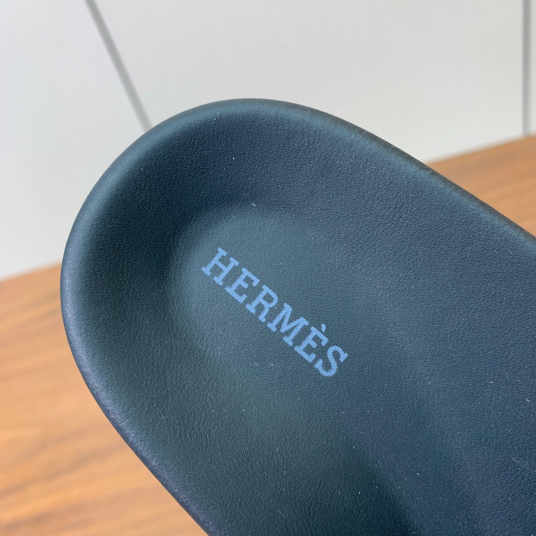 【Herm*s】高版本Kelly扣情侣款拖鞋。H家配货首选鞋履！是爱马仕经典款。每一季都会出很多颜色，绝