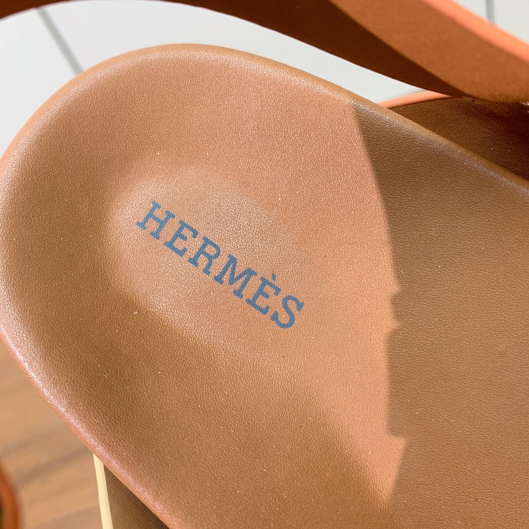 【Herm*s】高版本专柜大热情侣款。H家配货首选鞋履！是爱马仕经典款。每一季都会出很多颜色，绝对是最值