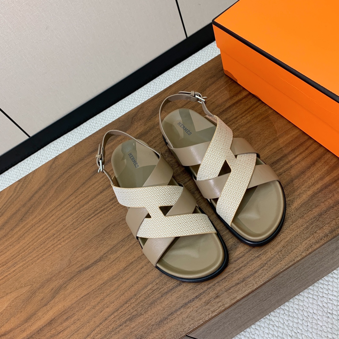 【Herm*s】高版本专柜大热情侣款。H家配货首选鞋履！是爱马仕经典款。每一季都会出很多颜色，绝对是最值