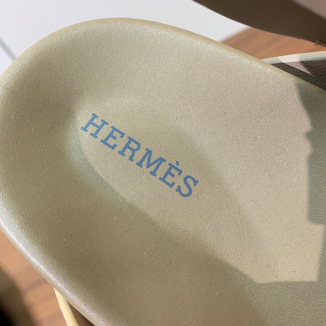 【Herm*s】高版本专柜大热情侣款。H家配货首选鞋履！是爱马仕经典款。每一季都会出很多颜色，绝对是最值