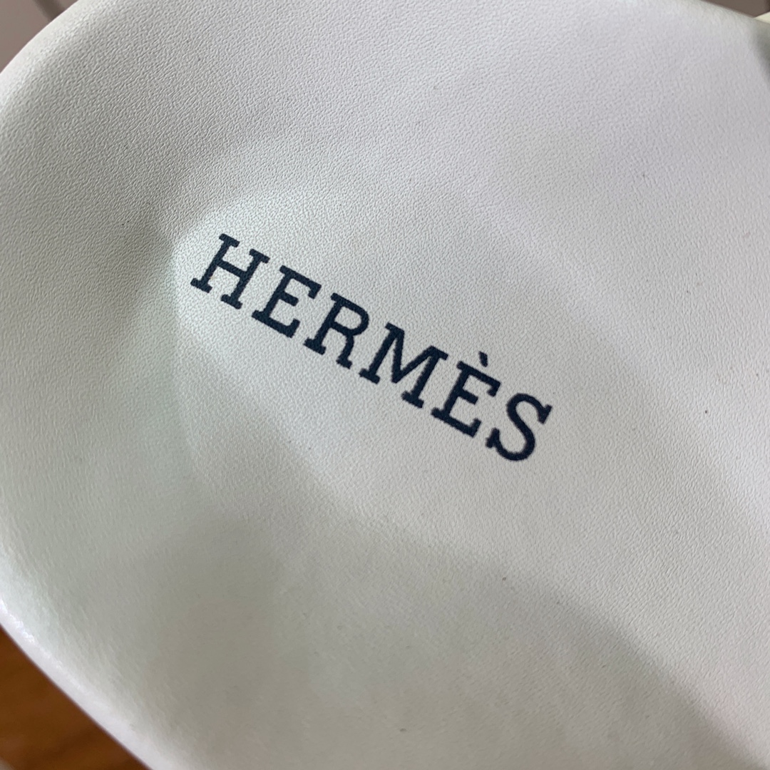 【Herm*s】高版本专柜大热情侣款。H家配货首选鞋履！是爱马仕经典款。每一季都会出很多颜色，绝对是最值