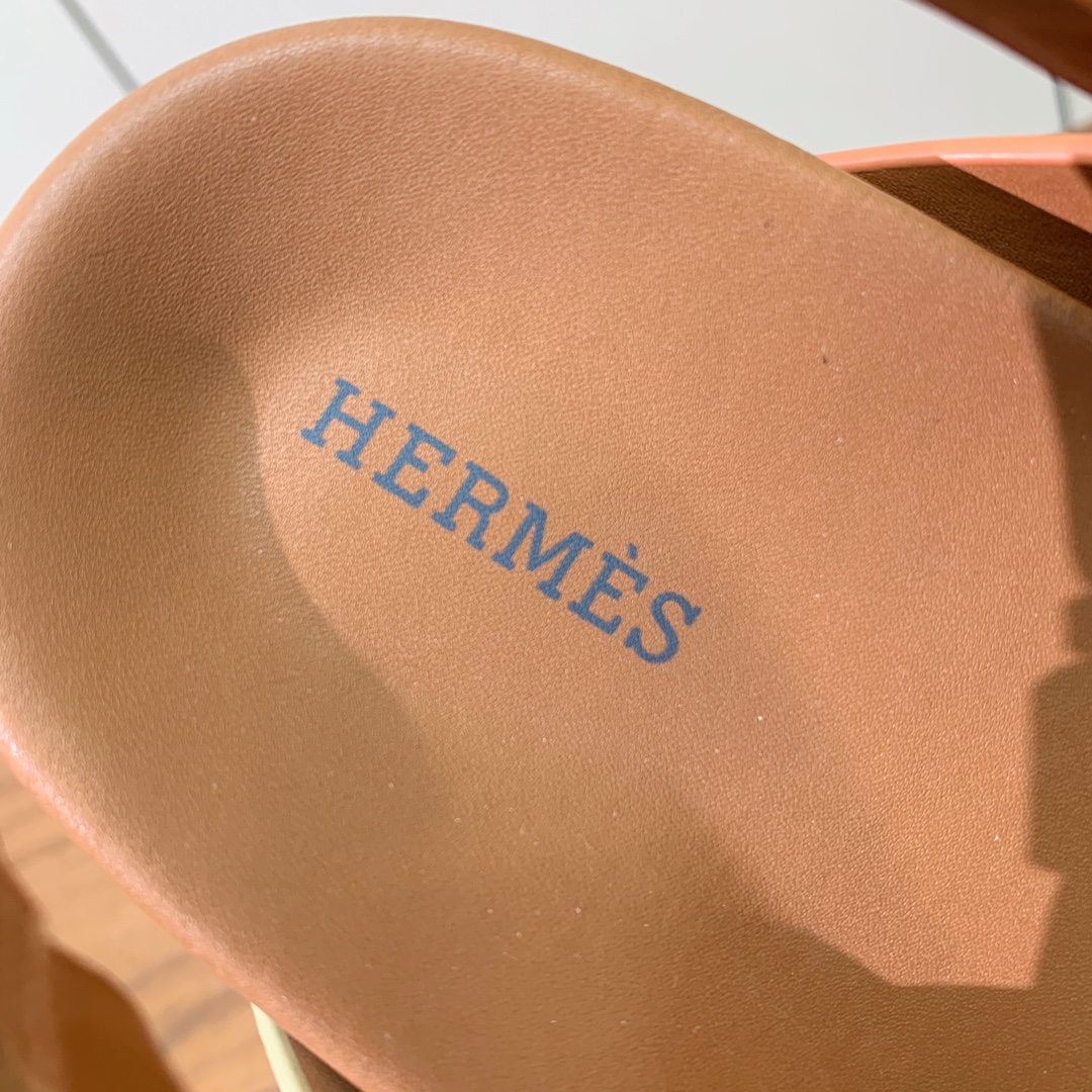 【Herm*s】高版本专柜大热情侣款。H家配货首选鞋履！是爱马仕经典款。每一季都会出很多颜色，绝对是最值