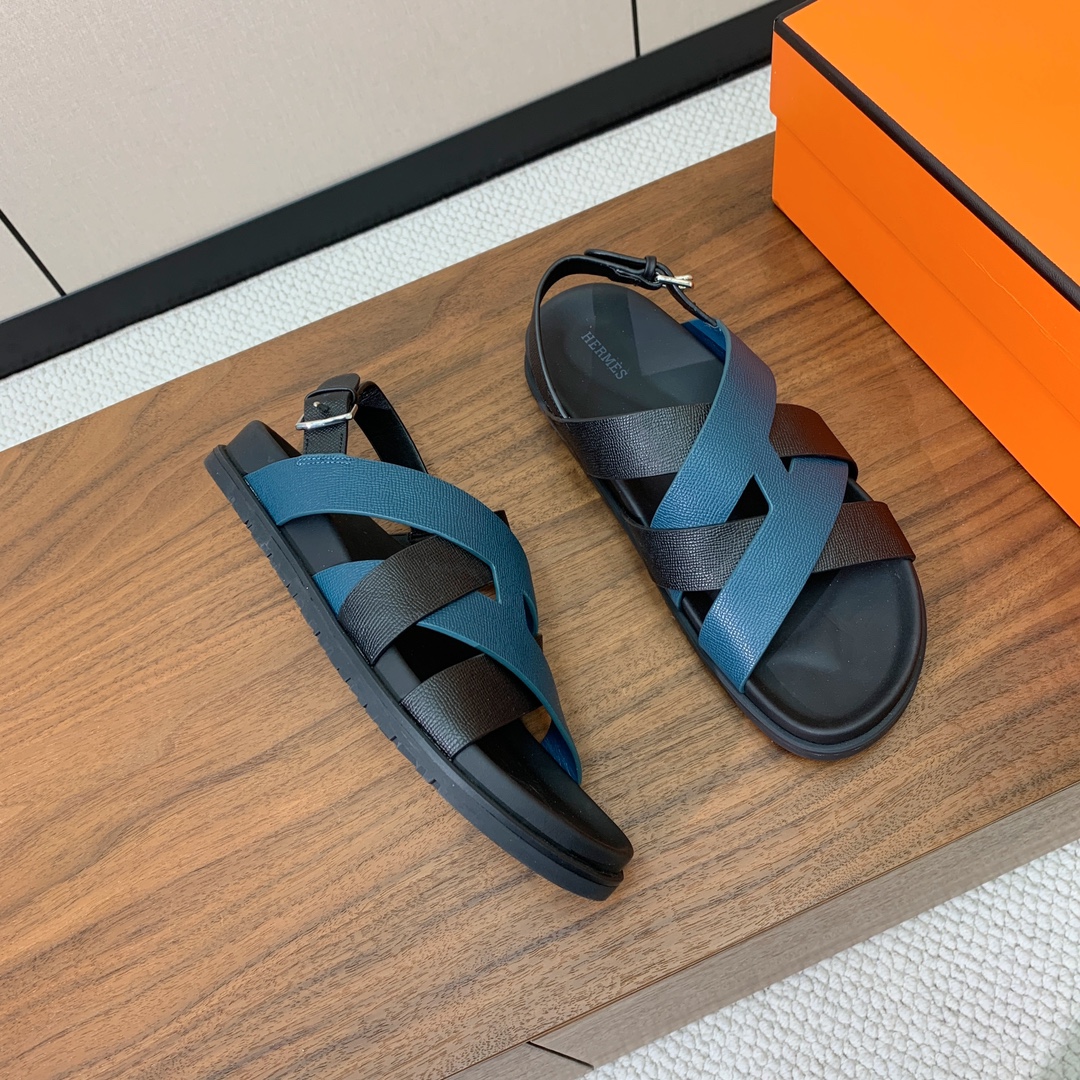 【Herm*s】高版本专柜大热情侣款。H家配货首选鞋履！是爱马仕经典款。每一季都会出很多颜色，绝对是最值
