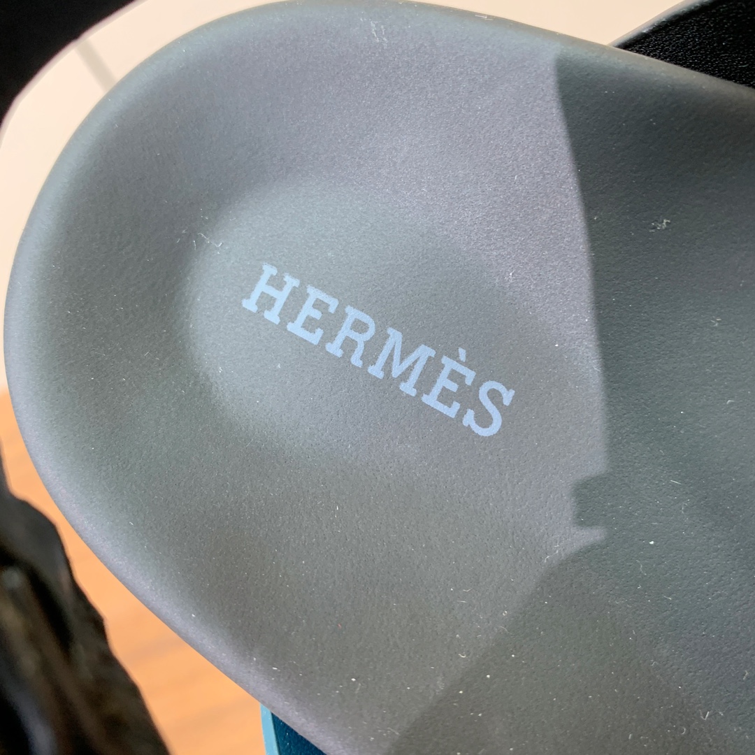 【Herm*s】高版本专柜大热情侣款。H家配货首选鞋履！是爱马仕经典款。每一季都会出很多颜色，绝对是最值