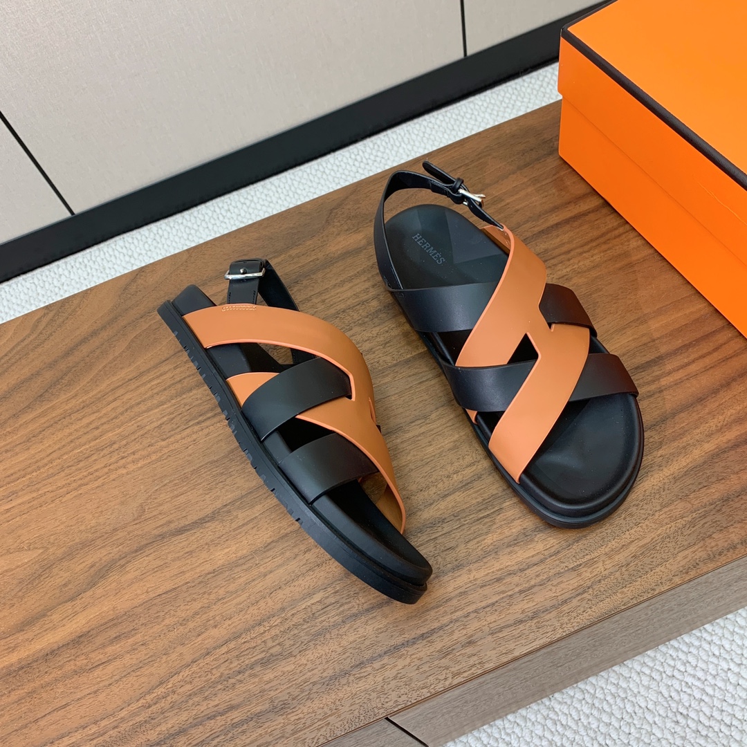 【Herm*s】高版本专柜大热情侣款。H家配货首选鞋履！是爱马仕经典款。每一季都会出很多颜色，绝对是最值