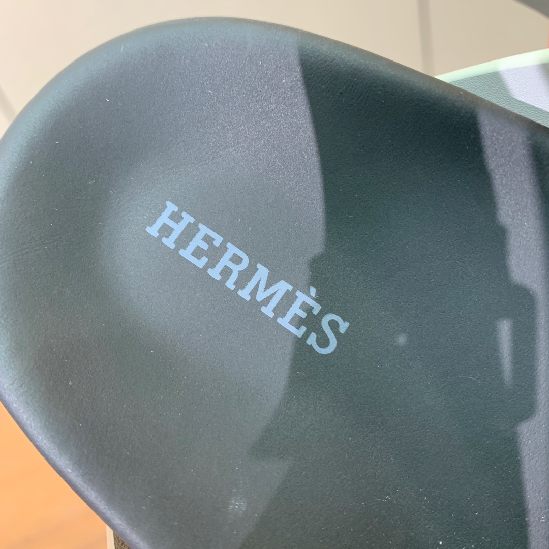 【Herm*s】高版本专柜大热情侣款。H家配货首选鞋履！是爱马仕经典款。每一季都会出很多颜色，绝对是最值